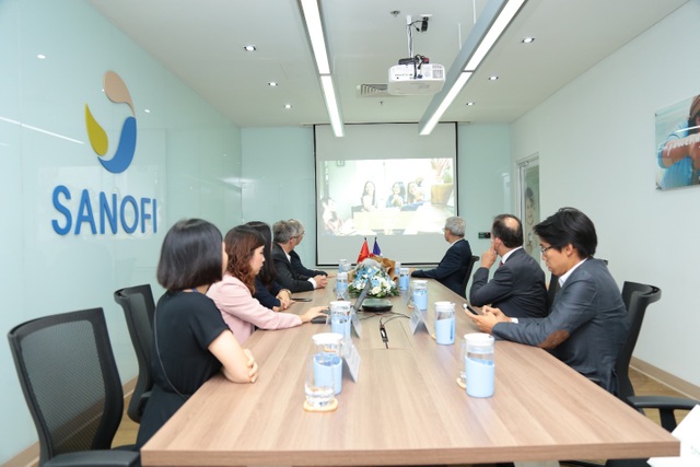 Tân Đại sứ quán Pháp đến thăm Nhà máy Sanofi Việt Nam tại SHTP - 2 Tân Đại sứ quán Pháp đến thăm Nhà máy Sanofi Việt Nam tại SHTP - 2