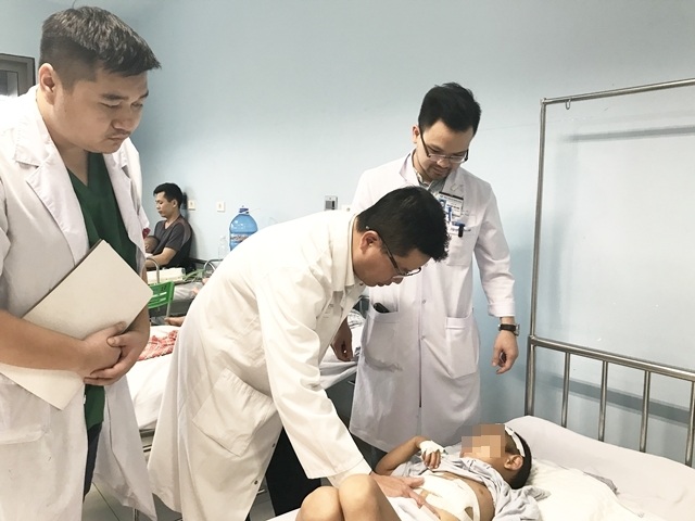 Bé trai 6 tuổi vỡ gan vì ngã cây - 1 Bé trai 6 tuổi vỡ gan vì ngã cây - 1