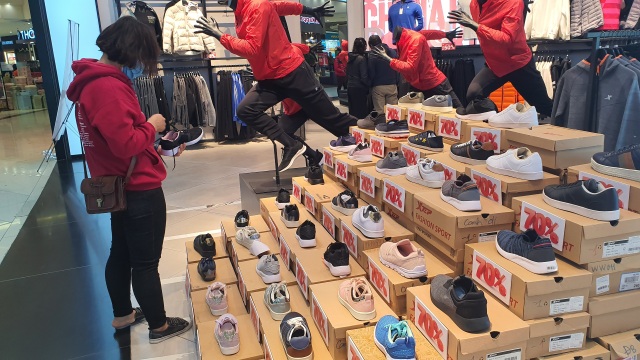 Giày Nike, Adidas giảm giá 80%, dân tình vẫn lắc đầu “nguây nguẩy” - 3