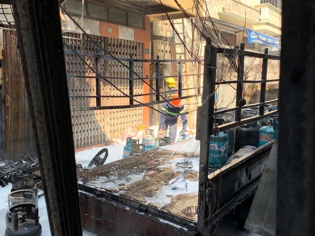 Xe chở nhiều bình gas bốc cháy kèm tiếng nổ lớn trên phố Hà Nội - 1 Xe chở nhiều bình gas bốc cháy kèm tiếng nổ lớn trên phố Hà Nội - 1