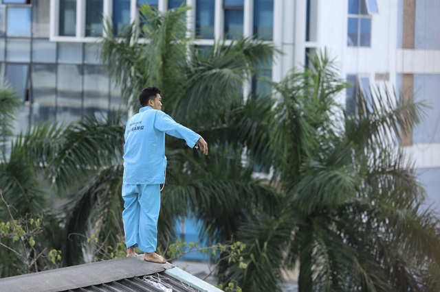 Thanh niên định nhảy từ tầng 23 khách sạn lại gây náo loạn Bệnh viện Đà Nẵng - 4 Thanh niên định nhảy từ tầng 23 khách sạn lại gây náo loạn Bệnh viện Đà Nẵng - 4