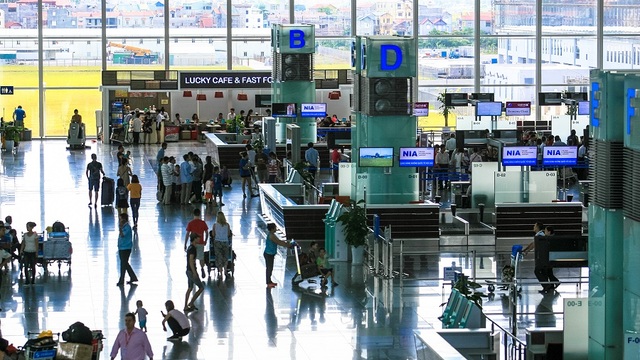Camera an ninh “tố” kiểm dịch sân bay “cuỗm” 2.000 Euro của khách Tây - 1