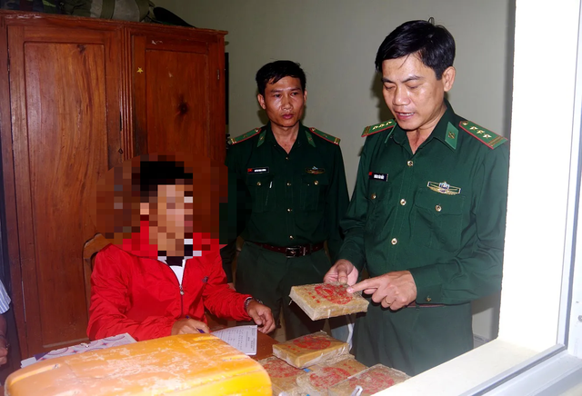 Người dân phát hiện hàng chục bánh heroin trôi dạt vào bãi biển - 1 Người dân phát hiện hàng chục bánh heroin trôi dạt vào bãi biển - 1