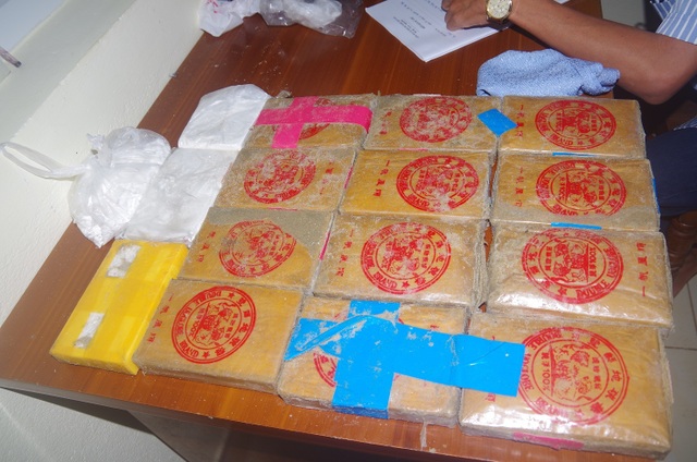 Người dân phát hiện hàng chục bánh heroin trôi dạt vào bãi biển - 3 Người dân phát hiện hàng chục bánh heroin trôi dạt vào bãi biển - 3