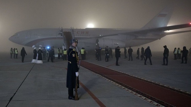 Chuyên cơ của ông Putin hạ cánh ngoạn mục trong sương mù dày đặc
