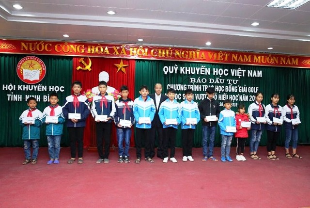 Ninh Bình: Trao 130 suất học bổng “Giải golf vì học sinh vượt khó hiếu học” - 2 Ninh Bình: Trao 130 suất học bổng “Giải golf vì học sinh vượt khó hiếu học” - 2