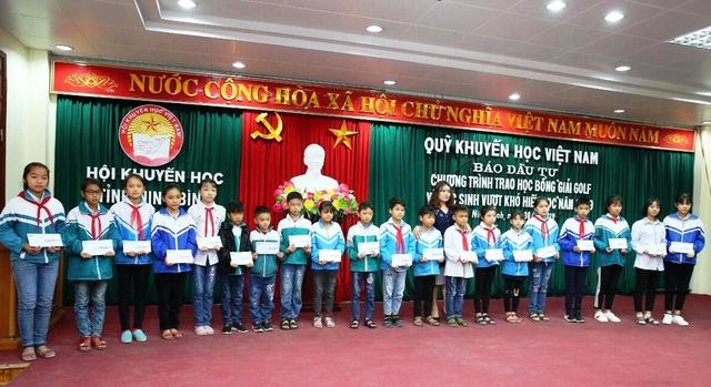 Ninh Bình: Trao 130 suất học bổng “Giải golf vì học sinh vượt khó hiếu học” - 1 Ninh Bình: Trao 130 suất học bổng “Giải golf vì học sinh vượt khó hiếu học” - 1