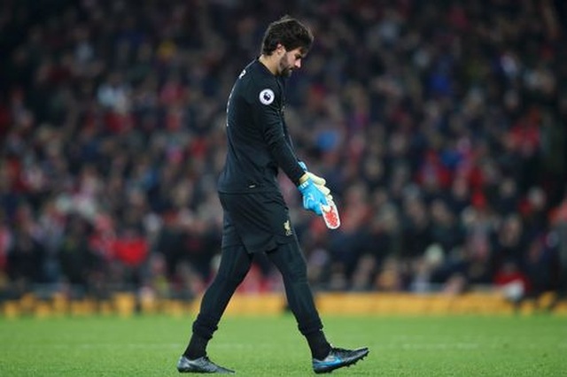 Liverpool 2-1 Brighton: Tấm thẻ đỏ tai hại của Alisson