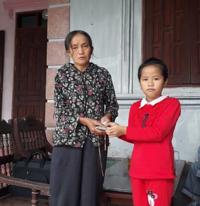 Học sinh lớp 3 trả lại tiền, vàng cho người đánh rơi - 1 Học sinh lớp 3 trả lại tiền, vàng cho người đánh rơi - 1