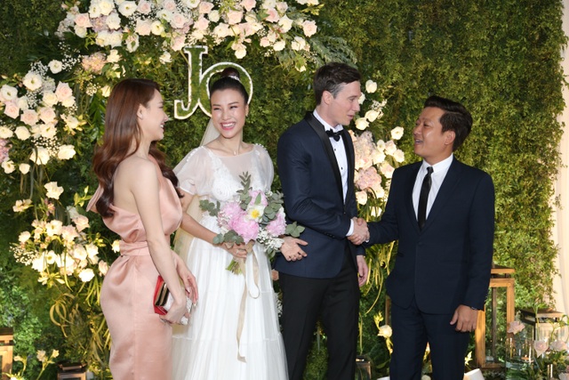 Trường Giang, Nhã Phương xúc động trong đám cưới “có một không hai” của Hoàng Oanh - 12 Trường Giang, Nhã Phương xúc động trong đám cưới “có một không hai” của Hoàng Oanh - 12