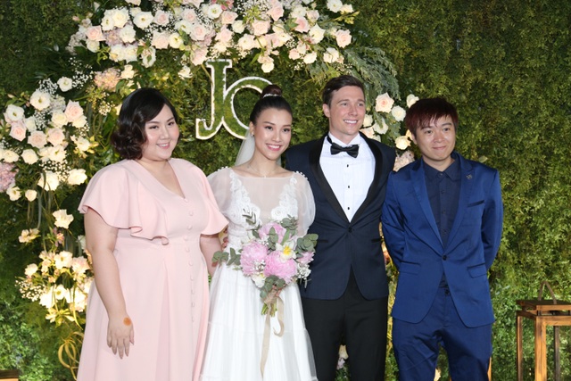 Trường Giang, Nhã Phương xúc động trong đám cưới “có một không hai” của Hoàng Oanh - 16 Trường Giang, Nhã Phương xúc động trong đám cưới “có một không hai” của Hoàng Oanh - 16