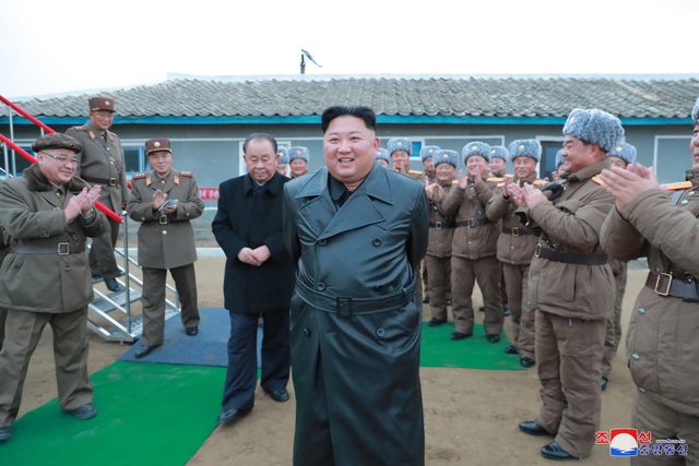 “Giải mã” phong cách thời trang mới của ông Kim Jong-un - 1 “Giải mã” phong cách thời trang mới của ông Kim Jong-un - 1
