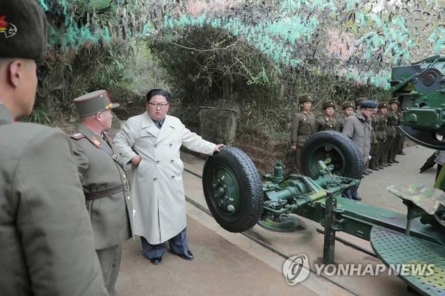 “Giải mã” phong cách thời trang mới của ông Kim Jong-un - 2 “Giải mã” phong cách thời trang mới của ông Kim Jong-un - 2