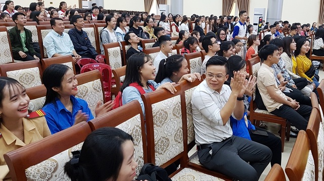 800 SV miền Trung hào hứng thi luật giao thông và lái xe an toàn - 5 800 SV miền Trung hào hứng thi luật giao thông và lái xe an toàn - 5