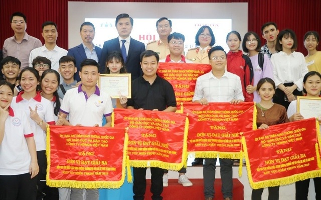 800 SV miền Trung hào hứng thi luật giao thông và lái xe an toàn - 6 800 SV miền Trung hào hứng thi luật giao thông và lái xe an toàn - 6
