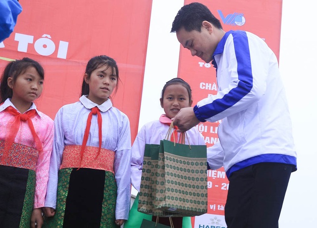 Lễ chào cờ đặc biệt tại cột cờ Lũng Cú mang thông điệp của 150.000 thanh niên - 4 Lễ chào cờ đặc biệt tại cột cờ Lũng Cú mang thông điệp của 150.000 thanh niên - 4