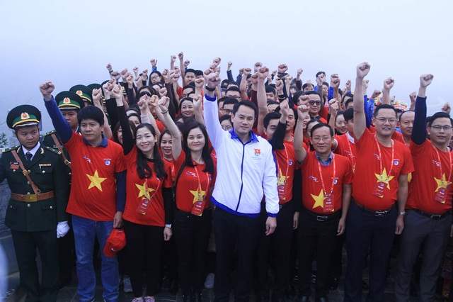 Lễ chào cờ đặc biệt tại cột cờ Lũng Cú mang thông điệp của 150.000 thanh niên - 5 Lễ chào cờ đặc biệt tại cột cờ Lũng Cú mang thông điệp của 150.000 thanh niên - 5