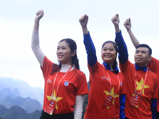 Lễ chào cờ đặc biệt tại cột cờ Lũng Cú mang thông điệp của 150.000 thanh niên - 8 Lễ chào cờ đặc biệt tại cột cờ Lũng Cú mang thông điệp của 150.000 thanh niên - 8
