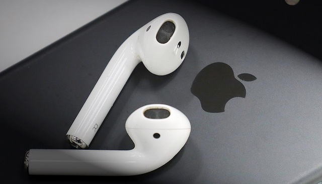 Apple có thể tặng kèm tai nghe AirPods khi mua iPhone vào năm 2020 - 1 Apple có thể tặng kèm tai nghe AirPods khi mua iPhone vào năm 2020 - 1