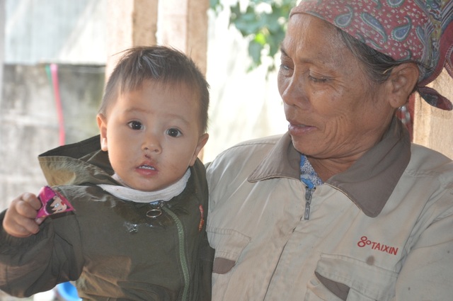 Thêm những tấm lòng sưởi ấm cho 2 bé mồ côi ở Bắc Giang - 3 Thêm những tấm lòng sưởi ấm cho 2 bé mồ côi ở Bắc Giang - 3