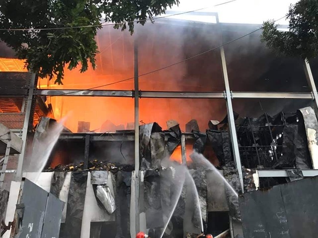 Khu chứa hàng công ty bánh kẹo cháy dữ dội - 1