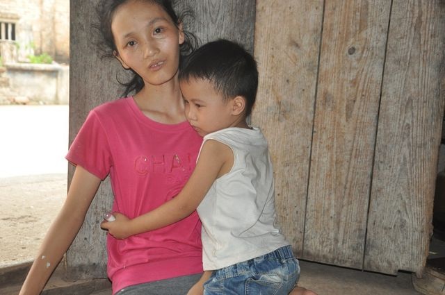 Người mẹ đơn thân Thúy Hương bị ung thư được bạn đọc giúp đỡ tiếp tục đến viện - 2 Người mẹ đơn thân Thúy Hương bị ung thư được bạn đọc giúp đỡ tiếp tục đến viện - 2