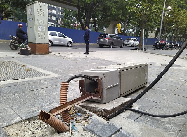Hà Nội: Diện mạo nhếch nhác tại tuyến đường 3.100 tỷ vừa thông xe - 6 Hà Nội: Diện mạo nhếch nhác tại tuyến đường 3.100 tỷ vừa thông xe - 6