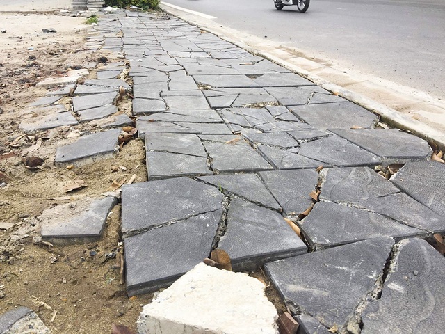 Hà Nội: Diện mạo nhếch nhác tại tuyến đường 3.100 tỷ vừa thông xe - 3 Hà Nội: Diện mạo nhếch nhác tại tuyến đường 3.100 tỷ vừa thông xe - 3