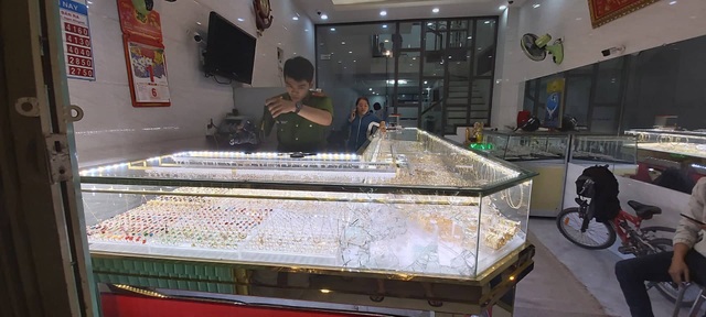 Lợi dụng trận bóng đá giữa Việt Nam với Indonesia để cướp tiệm vàng - 1 Lợi dụng trận bóng đá giữa Việt Nam với Indonesia để cướp tiệm vàng - 1