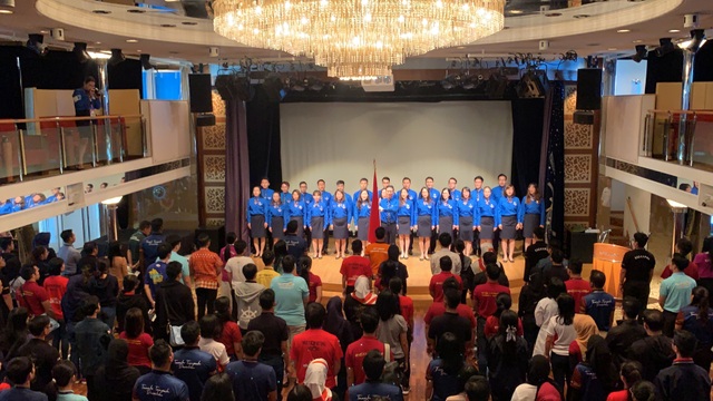 Bạn bè Đông Nam Á thích thú chụp hình với huy hiệu thanh niên Việt Nam - 1 Bạn bè Đông Nam Á thích thú chụp hình với huy hiệu thanh niên Việt Nam - 1