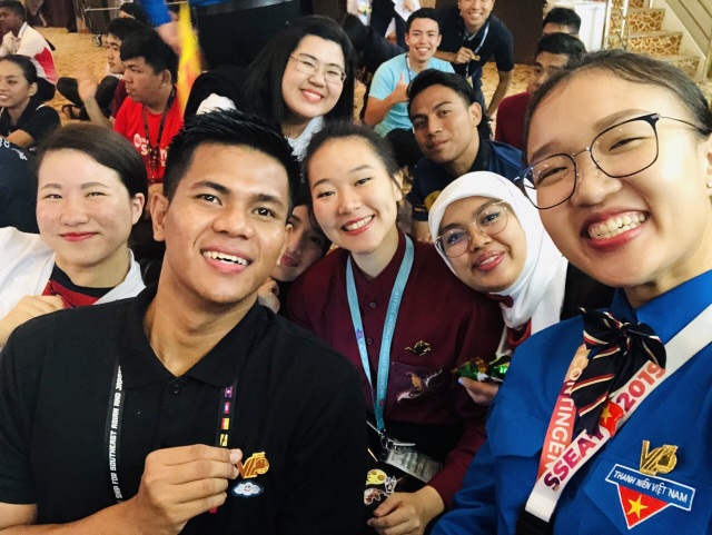 Bạn bè Đông Nam Á thích thú chụp hình với huy hiệu thanh niên Việt Nam - 2 Bạn bè Đông Nam Á thích thú chụp hình với huy hiệu thanh niên Việt Nam - 2