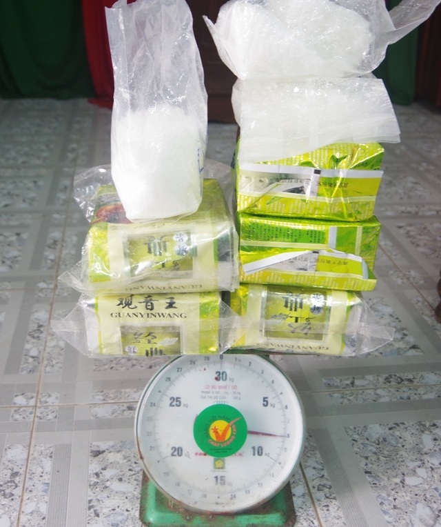 Phát hiện 7,8kg nghi ma túy đá trôi dạt vào bờ biển - 3 Phát hiện 7,8kg nghi ma túy đá trôi dạt vào bờ biển - 3