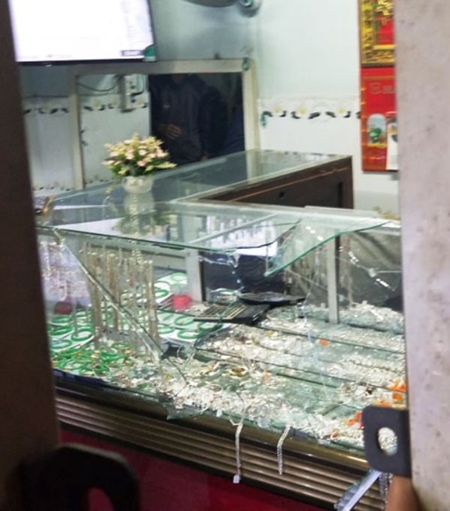 Nghi đối tượng tâm thần tấn công chủ tiệm vàng cướp bạc - 2 Nghi đối tượng tâm thần tấn công chủ tiệm vàng cướp bạc - 2