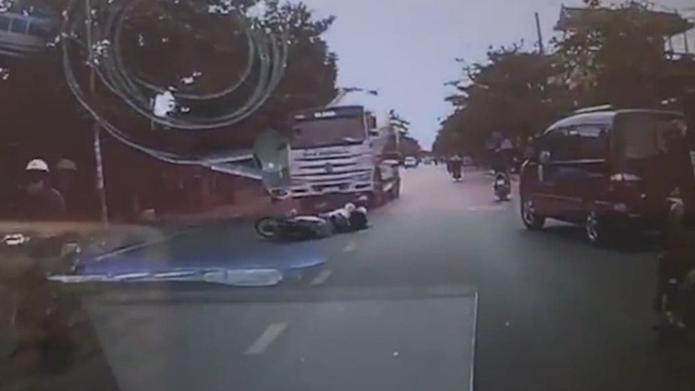 Bất ngờ ngã xuống đường, 2 thanh niên bị xe bồn cán thương vong - 1 Bất ngờ ngã xuống đường, 2 thanh niên bị xe bồn cán thương vong - 1