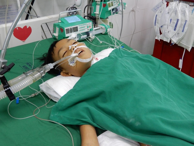 Bác sĩ kêu gọi mạnh thường quân chung tay cứu cậu bé 8 tuổi tính mạng đang nguy kịch - 2 Bác sĩ kêu gọi mạnh thường quân chung tay cứu cậu bé 8 tuổi tính mạng đang nguy kịch - 2