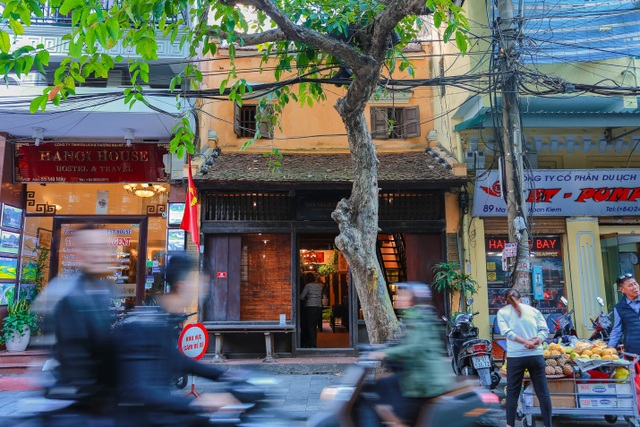 Căn nhà trăm tuổi độc nhất giữa phố cổ Hà Nội, có tiền cũng không mua nổi - 1 Căn nhà trăm tuổi độc nhất giữa phố cổ Hà Nội, có tiền cũng không mua nổi - 1