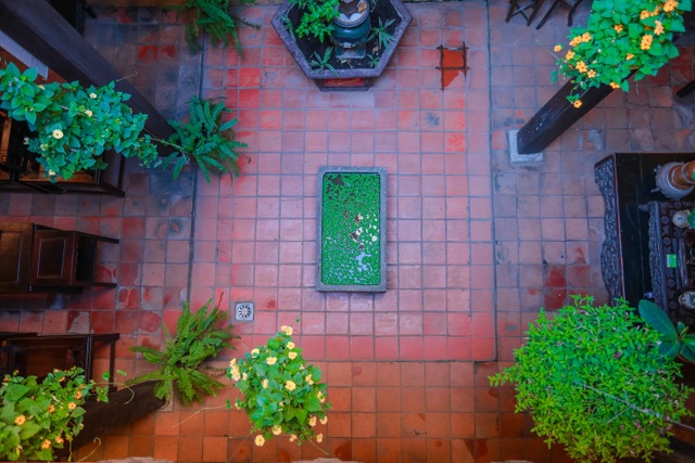 Căn nhà trăm tuổi độc nhất giữa phố cổ Hà Nội, có tiền cũng không mua nổi - 4 Căn nhà trăm tuổi độc nhất giữa phố cổ Hà Nội, có tiền cũng không mua nổi - 4