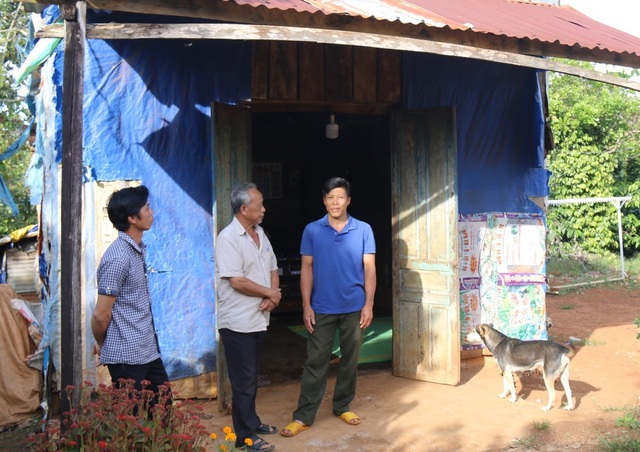 Hàng chục hộ dân đồng loạt viết đơn tình nguyện thoát nghèo - 1 Hàng chục hộ dân đồng loạt viết đơn tình nguyện thoát nghèo - 1