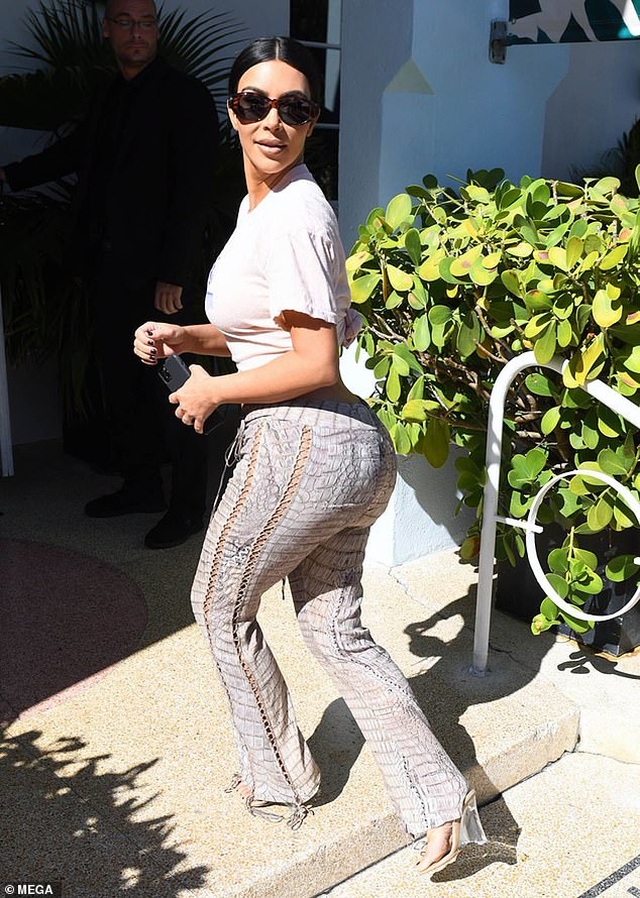Kim Kardashian khoe thân hình đồng hồ cát trên phố - 1 Kim Kardashian khoe thân hình đồng hồ cát trên phố - 1