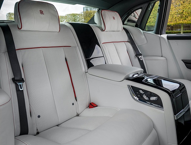 Đấu giá chiếc Rolls-Royce phiên bản Bespoke Red Phantom đặc biệt - 2