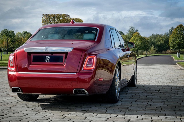 Đấu giá chiếc Rolls-Royce phiên bản Bespoke Red Phantom đặc biệt - 5