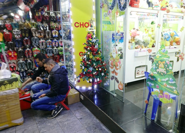 Đường phố Hà Nội được trang hoàng rực rỡ đón Giáng sinh - 3 Đường phố Hà Nội được trang hoàng rực rỡ đón Giáng sinh - 3