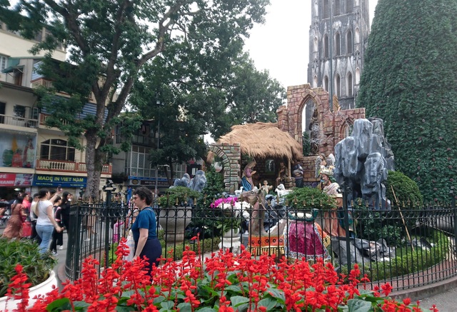 Đường phố Hà Nội được trang hoàng rực rỡ đón Giáng sinh - 4 Đường phố Hà Nội được trang hoàng rực rỡ đón Giáng sinh - 4