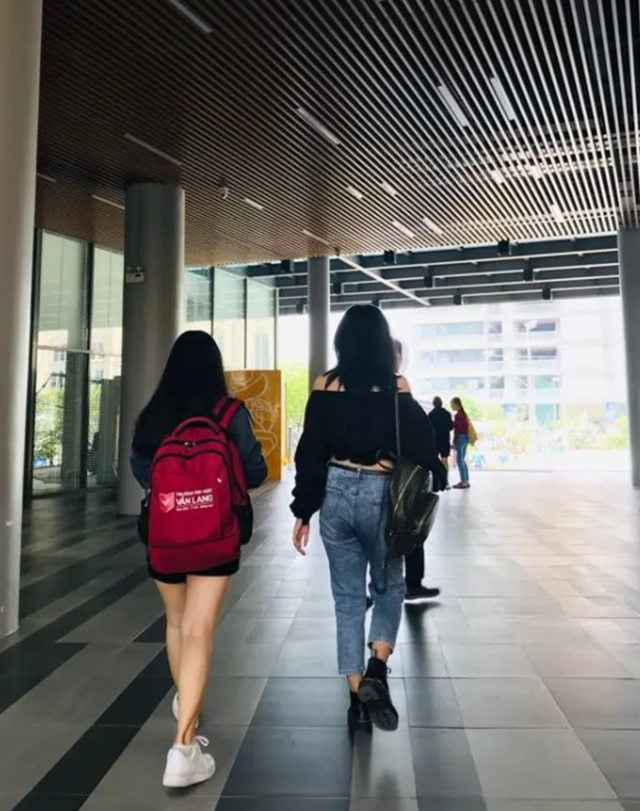 Thời trang giảng đường: Nơi thoải mái hai dây, nơi kín cổng cao tường - 2 Thời trang giảng đường: Nơi thoải mái hai dây, nơi kín cổng cao tường - 2
