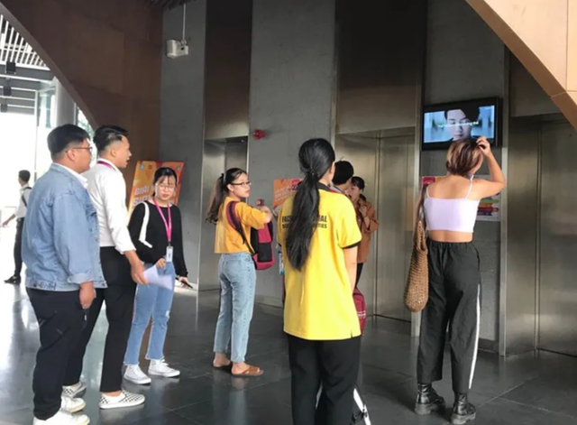 Thời trang giảng đường: Nơi thoải mái hai dây, nơi kín cổng cao tường - 1 Thời trang giảng đường: Nơi thoải mái hai dây, nơi kín cổng cao tường - 1