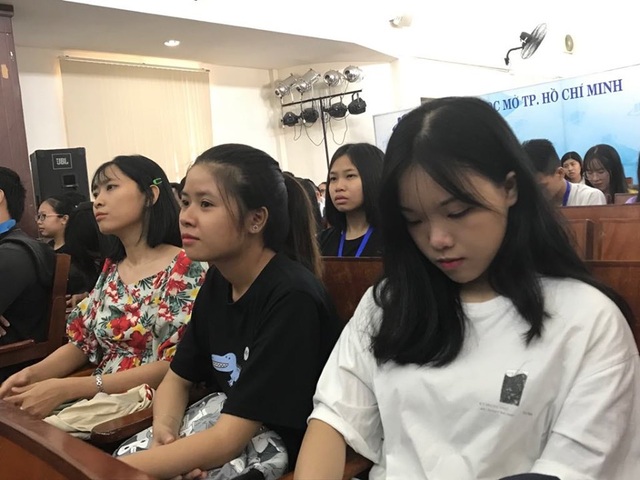 Thời trang giảng đường: Nơi thoải mái hai dây, nơi kín cổng cao tường - 4 Thời trang giảng đường: Nơi thoải mái hai dây, nơi kín cổng cao tường - 4