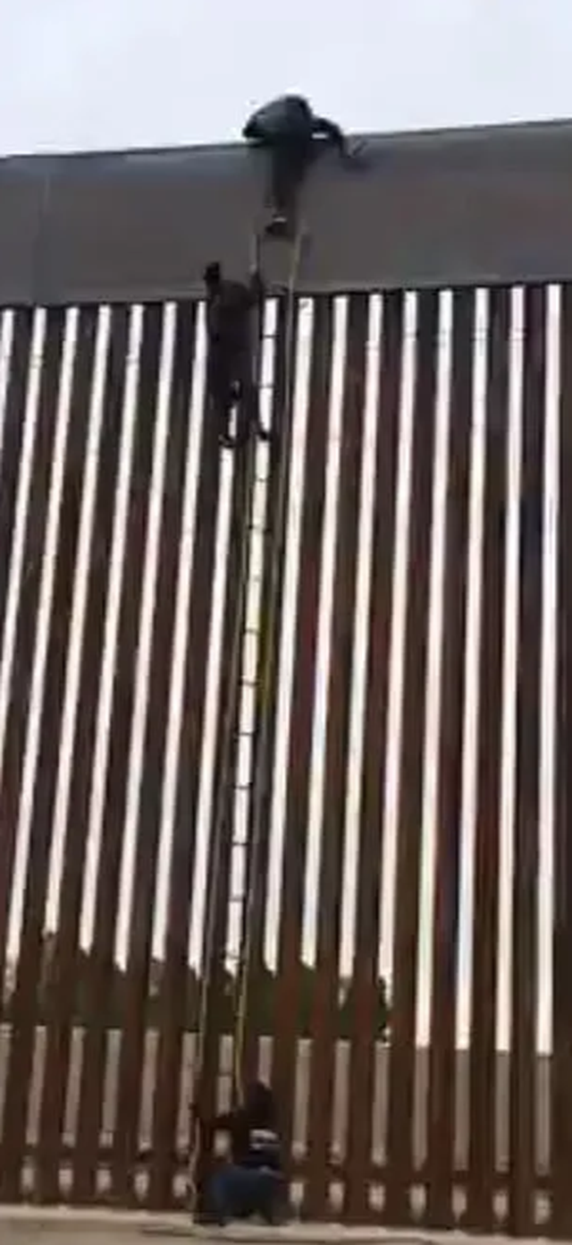Video bức tường “không thể vượt qua” của ông Trump dễ dàng bị chinh phục - 1 Video bức tường “không thể vượt qua” của ông Trump dễ dàng bị chinh phục - 1