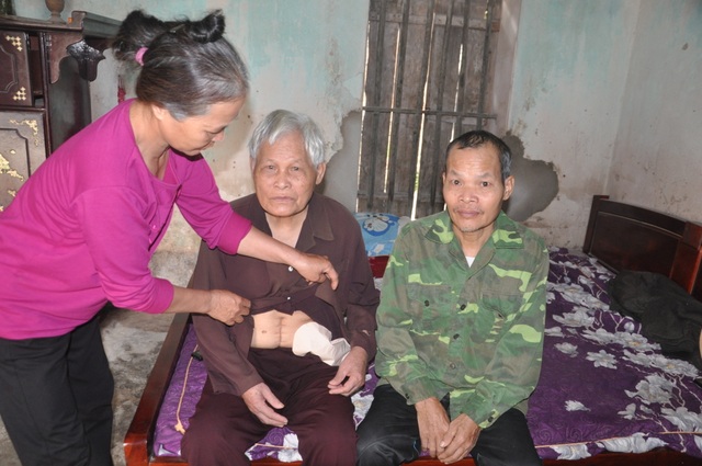 Cụ ông 90 tuổi nghẹn ngào: cảm ơn mọi người đã mang con trai về cho tôi!” - 4 Cụ ông 90 tuổi nghẹn ngào: cảm ơn mọi người đã mang con trai về cho tôi!” - 4