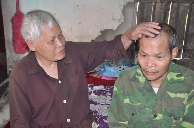 Cụ ông 90 tuổi nghẹn ngào: cảm ơn mọi người đã mang con trai về cho tôi!” - 3 Cụ ông 90 tuổi nghẹn ngào: cảm ơn mọi người đã mang con trai về cho tôi!” - 3