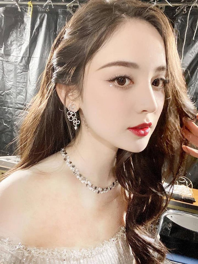 Hút mắt trước nhan sắc như búp bê sống của mỹ nhân Cổ Lực Na Trát - 12
